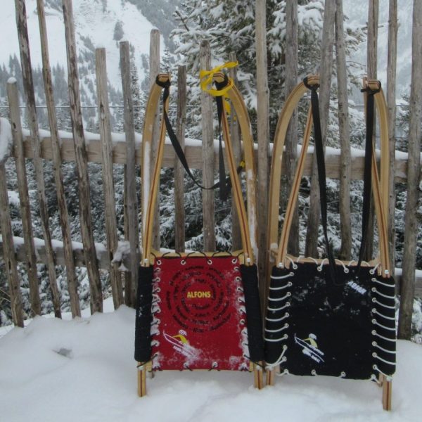 In Wartestellung: Rodel an der Ostlerhütte